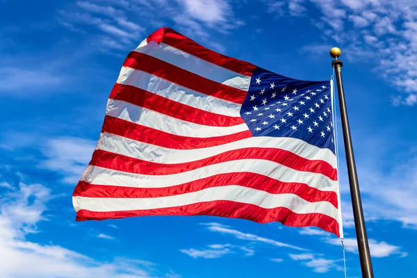 美国国旗在蔚蓝的天空中飘扬 — 图库照片