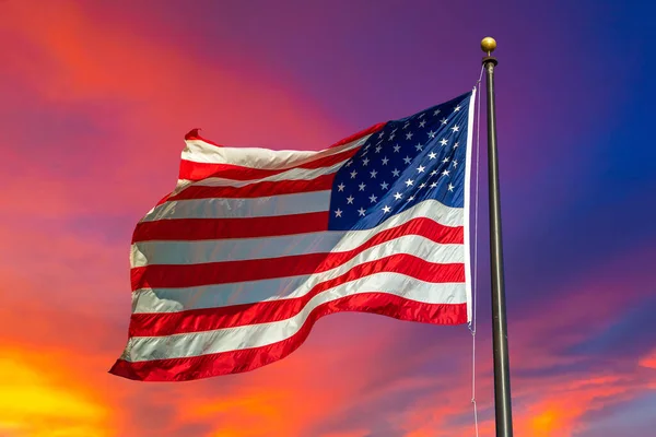 美国国旗在夕阳西下飘扬 — 图库照片