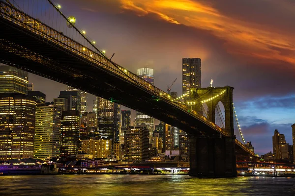 Brooklyn Bridge Och Panoramautsikt Över Centrala Manhattan Efter Solnedgången New — Stockfoto