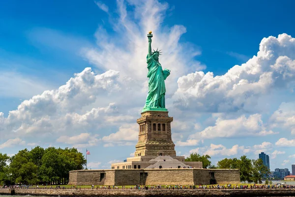 Statua Della Libertà Contro Cielo Blu Con Bellissimo Sfondo Nuvoloso — Foto Stock