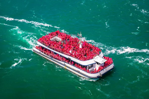 Turyści Pokładzie Promu Rzece Niagara Nad Wodospadem Niagara Usa — Zdjęcie stockowe