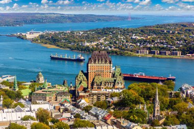 Quebec şehri ve Frontenac Kalesi 'nin panoramik hava manzarası (Fairmont Le Chateau Frontenac), Kanada