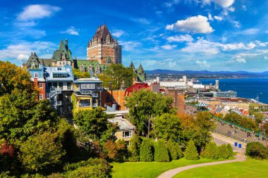 Eski Quebec City, Kanada 'daki Frontenac Şatosu' nun (Fairmont Le Chateau Frontenac) panoramik manzarası