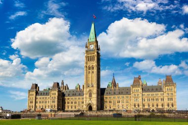 Kanada Parlamentosu 'nun Ottawa' daki Parlamento tepesinde güneşli bir günde, Kanada