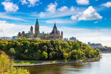 Kanada Parlamentosu Ottawa 'da ve nehri güneşli bir günde, Kanada