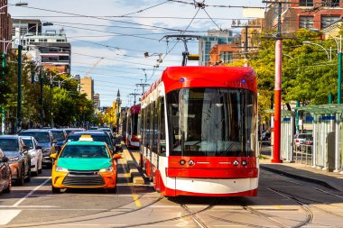 Toronto 'da modern tramvay güneşli bir günde, Ontario, Kanada