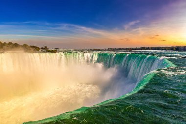 Kanada 'da Niagara Şelalesi' nin yan manzarası, Niyagara Şelalesi 'nde gün batımında Horseshoe Şelalesi, Kanada