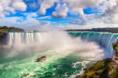 Kanada 'da Niagara Şelaleleri, At nalı Şelaleleri ve Niagara Şelaleleri, Ontario, Kanada' da güneşli bir günde tekne turları