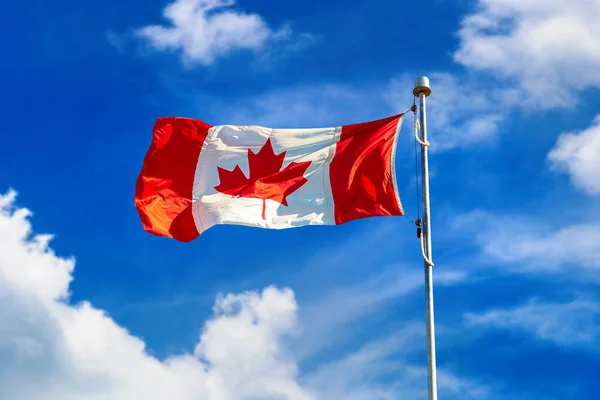 Canadese Vlag Zwaaiend Tegen Blauwe Lucht Een Zonnige Dag Canada — Stockfoto