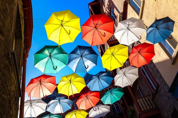 Guarda Chuvas Coloridos Pendurados Sobre Uma Rua Cidade Velha Quebec — Fotografia de Stock