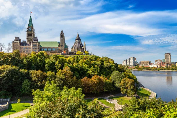 Parlamento Canadense Ottawa Rio Dia Ensolarado Canadá — Fotografia de Stock