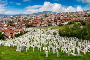 Bir Müslüman mezarlığına bir güzel yaz günü Saraybosna, Bosna Hersek için