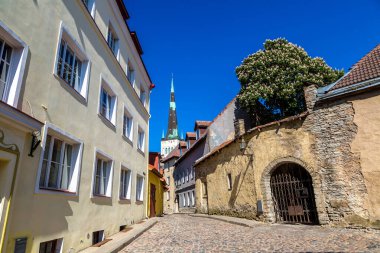 Tallinn Old Town içinde bir güzel yaz gün, Estonya