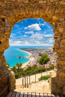 Blanes plajı St. John Kalesi 'nin taş kapısından geçiyor. Kosta Brava 'da güzel bir yaz gününde havadan panoramik manzara, İspanya