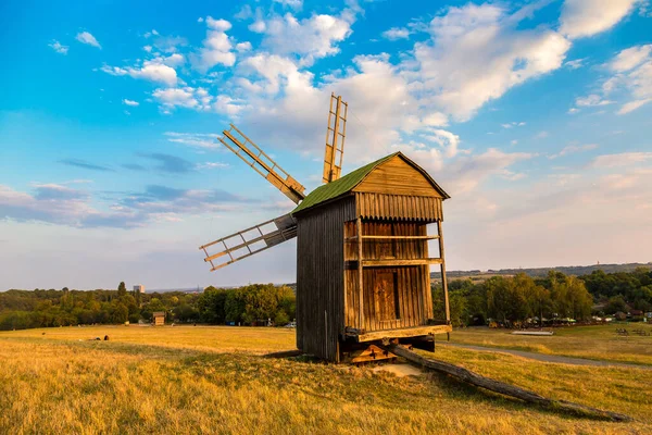 美しい夏の日 キエフ ウクライナの Pirogovo で国立建築博物館で伝統的なウクライナ風車 — ストック写真
