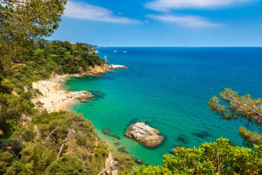 Sahil Lloret de Mar içinde bir güzel yaz gün, Costa Brava buzlu,