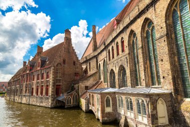 Belçika 'da güzel bir yaz gününde, Bruges' deki kanallar boyunca evler
