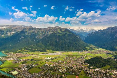 Interlaken panoramik bir güzel yaz günde, İsviçre