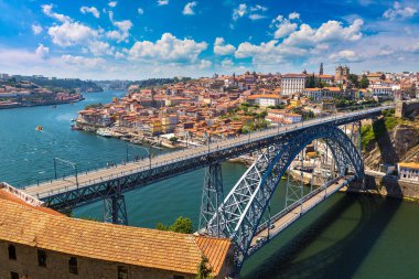 Panoramik hava görünümünde Porto Dom Luis köprünün bir güzel yaz günü, Portekiz