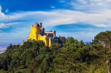 Pena Ulusal Sarayı Sintra'panoramik manzarasına güzel yaz gün, Portekiz