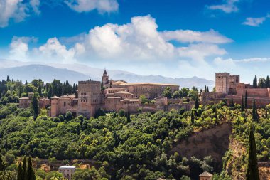 Arapça Granada'da Alhambra kalede bir güzel yaz günü, İspanya