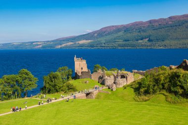 İskoçya'da Loch Ness gölde bir güzel yaz günü, Amerika Birleşik Devletleri boyunca Urquhart Castle