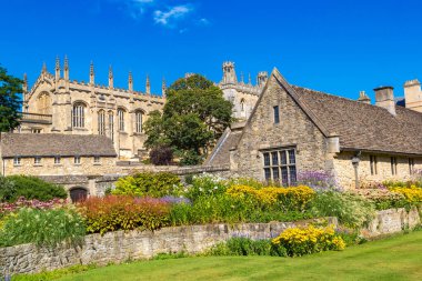 Oxford Christ Kilisesi Savaş Anıtı Bahçesi, Oxford Güzel bir yaz günü, İngiltere, İngiltere