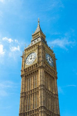 Büyük Ben saat kulesine yakın Londra 'da bulutlu gökyüzüne karşı güzel bir yaz günü, İngiltere, İngiltere