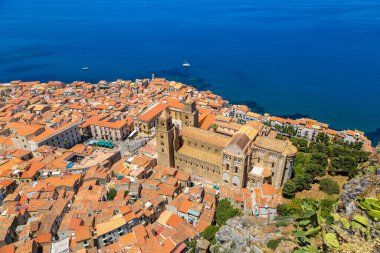 Cefalu ve Sicilya, İtalya güzel yaz günü'katedralde havadan görünümü