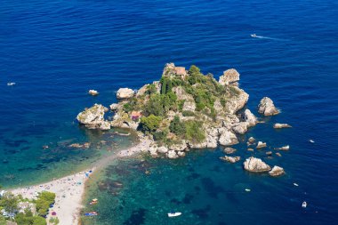 Hava panoramik ada Isola Bella Taormina, Sicilya, İtalya için güzel bir yaz günü