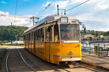 Güzel yaz günü Budapeşte Macaristan'ın Retro tramvay