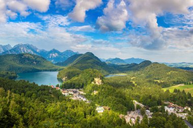 Hohenschwangau Kalesi ve Fussen, Bavyera, Almanya bir güzel yaz günde Alpleri'nde