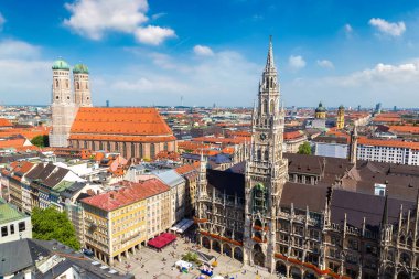 Hava görünümünde bir güzel yaz günü Marienplatz belediye binası ve Frauenkirche Munich, Almanya