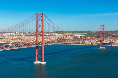 güzel yaz günü 25 Nisan Köprüsü Lizbon, Portekiz