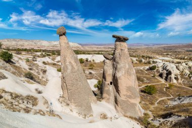 Devrent Vadisi Kapadokya, Nevşehir, Türkiye'de bir güzel yaz günü tepelerde üç Graces (üç Beautifuls) kaya