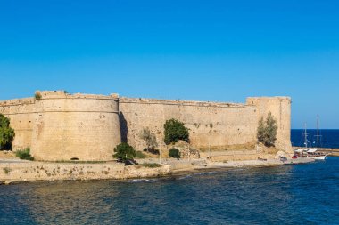 Girne Kalesi ve tarihi Girne (Girne), Kuzey Kıbrıs'bir güzel yaz günü limanda