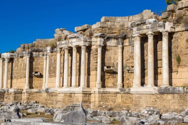 Agora, antik şehirde bir güzel yaz günü, Antalya, Türkiye tarafında kalıntıları