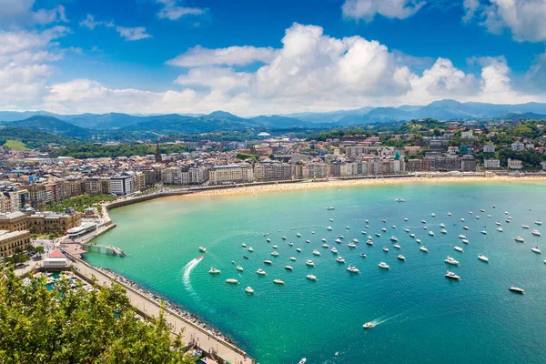 San Sebastian (Donostia) panoramik havadan görünümü içinde bir güzel yaz gün, İspanya