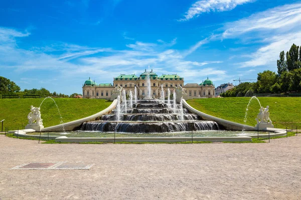 Kašna Palác Belvedere Vídni Krásné Letní Den — Stock fotografie