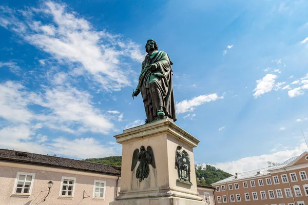 Die Statue Von Wolfgang Amadeus Mozart Salzburg Einem Schönen Sommertag — Stockfoto