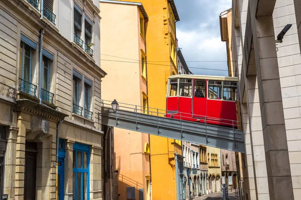 老索道缆车在法国里昂 在一个美丽的夏日 — 图库照片