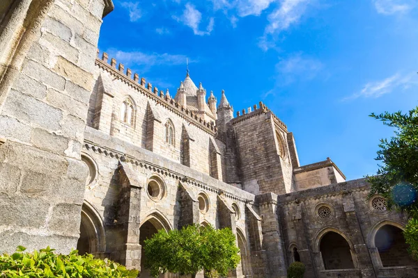 美しい夏の日にポルトガル エヴォラ大聖堂 — ストック写真