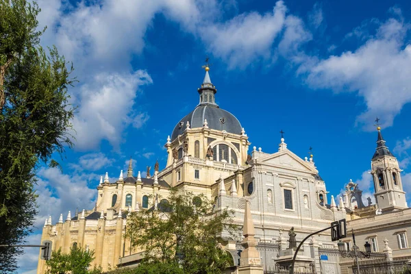 Katedra Almudena Madrycie Piękny Letni Dzień Hiszpania — Zdjęcie stockowe