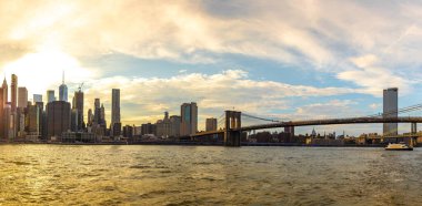 Brooklyn Köprüsü Panoraması ve Manhattan şehir merkezinin panoramik gece görüntüsü New York City, ABD 'de gün batımında