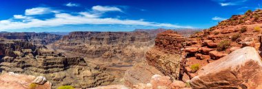 Güneşli bir günde Grand Canyon West Rim 'deki Guano Point Panoraması, ABD