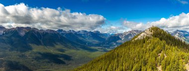 Banff Ulusal Parkı 'ndaki Bow Valley' in hava manzarası, Kanada Kayalıkları
