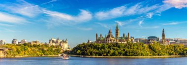 Kanada Parlamentosu 'nun Ottawa ve Nehir Panoraması güneşli bir günde, Kanada