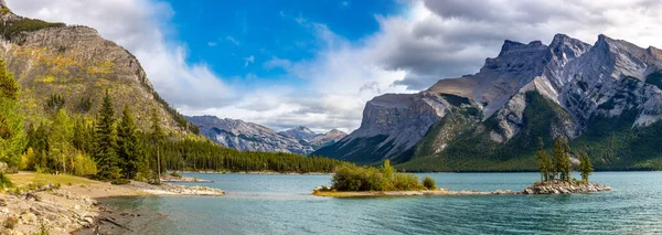 加拿大班夫国家公园Minnewanka湖上的小岛屿全景 — 图库照片