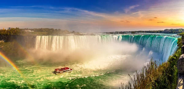Panorama Kanadensiska Sidan Utsikt Över Niagarafallen Horseshoe Falls Och Båttur — Stockfoto