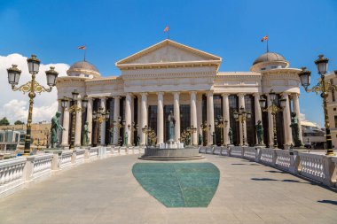 Müzesi Arkeoloji ve Üsküp'teki Bridge'de bir güzel yaz günü, Makedonya Cumhuriyeti